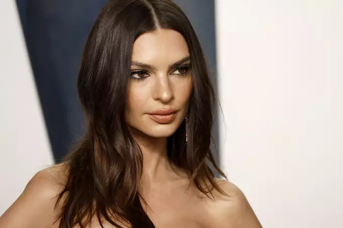 EMILY RATAJKOWSKI "DIDN'T EXPECT" HER VIRAL HARRY STYLES KISS TO GO, WELL, VIRAL