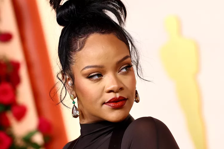 Rihanna Wore a Maternity Crop Top With the Longest Scarf