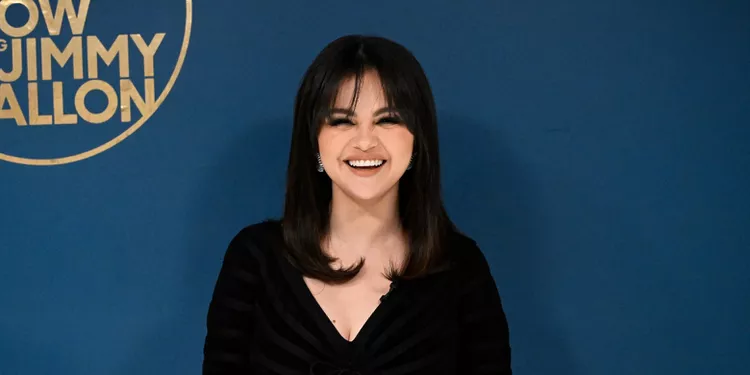Selena Gomez’s Throwback Bikini Pic Will Make You Wanna Go Blonde Real Bad