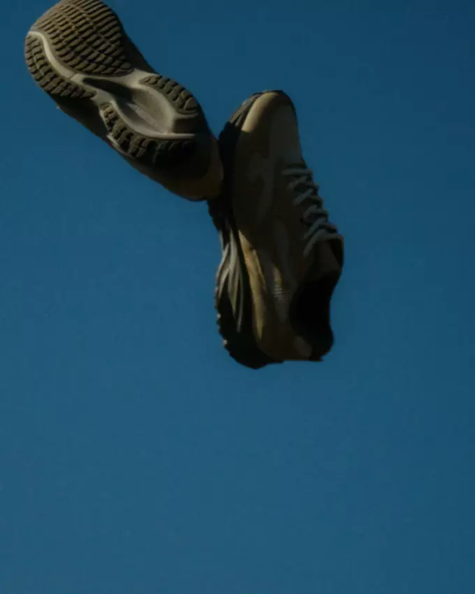 BEAMS GETS MINIMAL WITH MIZUNO'S WAVE RIDER Β
