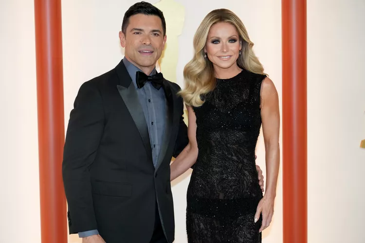 Kelly Ripa Joked About Taking a "Vow of Chastity" as She Prepares to Co-Host 'Live' With Mark Consuelos
