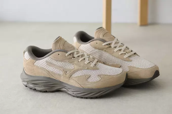 BEAMS GETS MINIMAL WITH MIZUNO'S WAVE RIDER Β