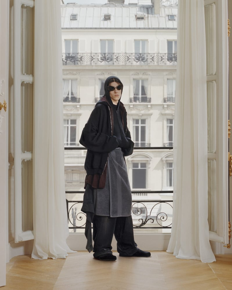 Balenciaga transforms Paris into "Capital B" for spring 2024 Balenciaga transforms Paris into "Capital B" for spring 2024
